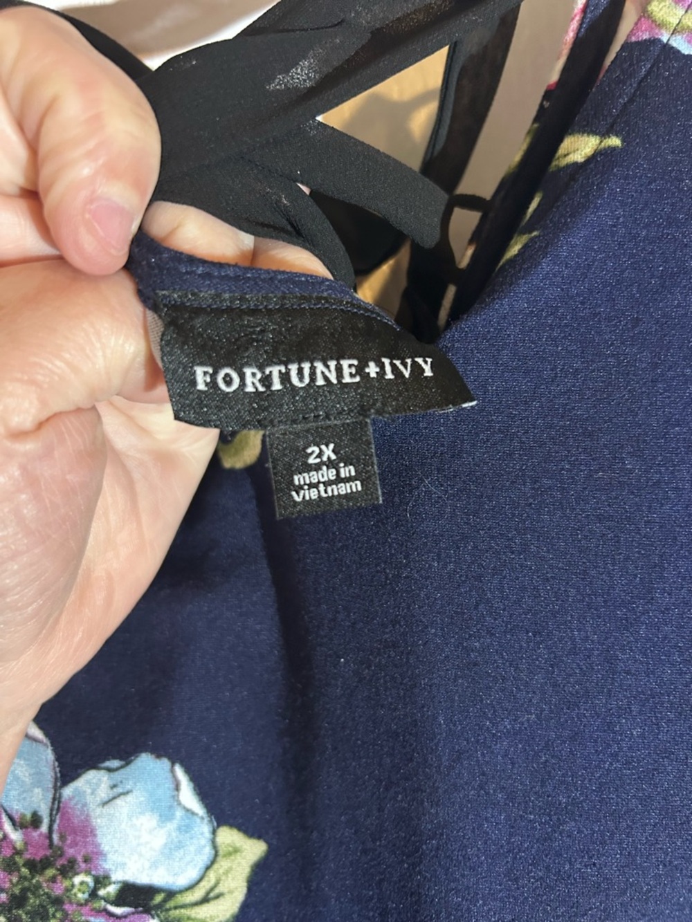 Fortune and ivy Plus Size Navy Floral V-Neck Swing Dress - Picture 4 of 5